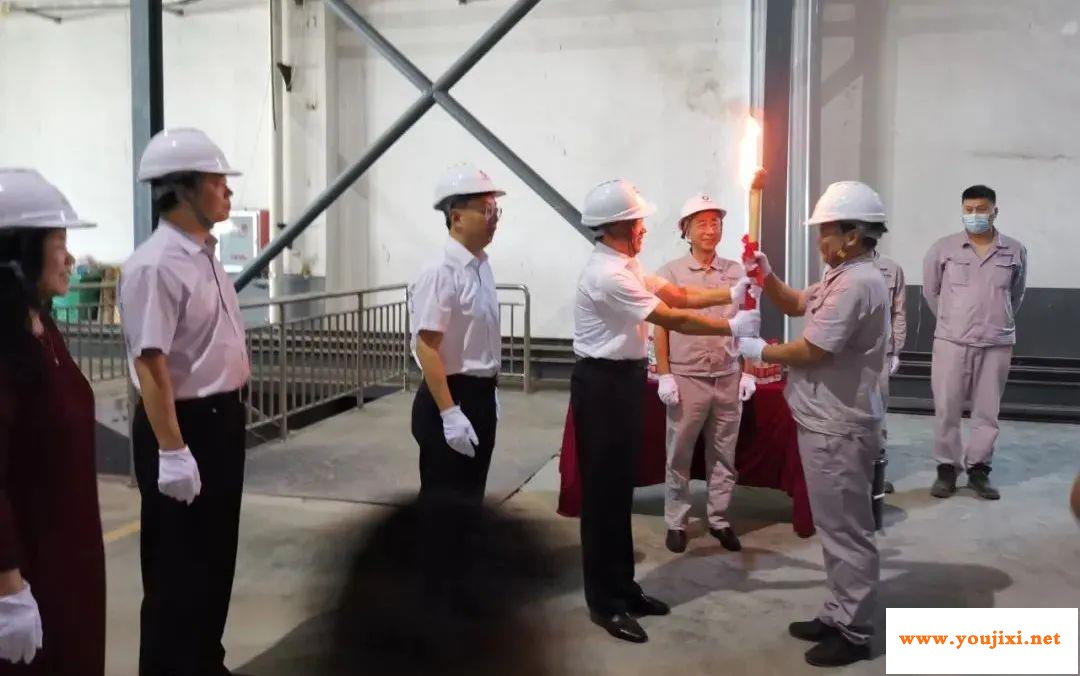 凯盛君恒中性硼硅药用玻璃管2号窑炉点火生产
