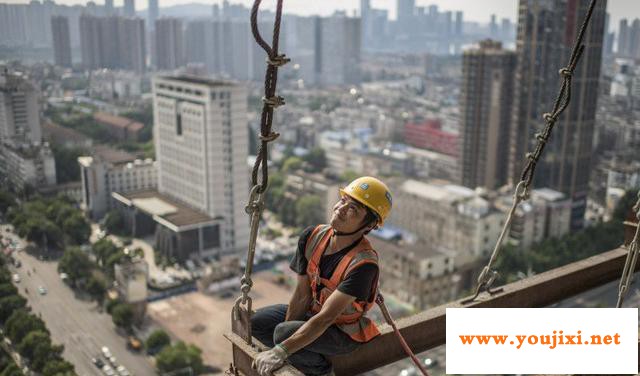 玻璃幕墙安装工人：百米高空，如履平地