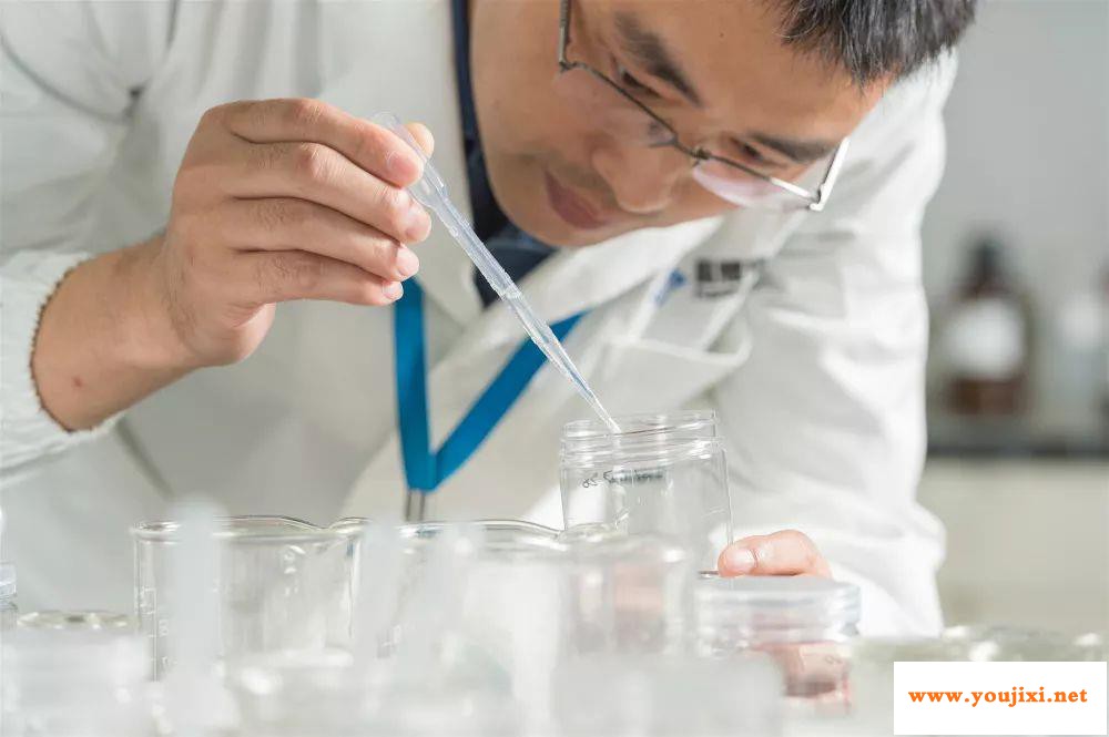 生产一片汽车玻璃要过几关？
