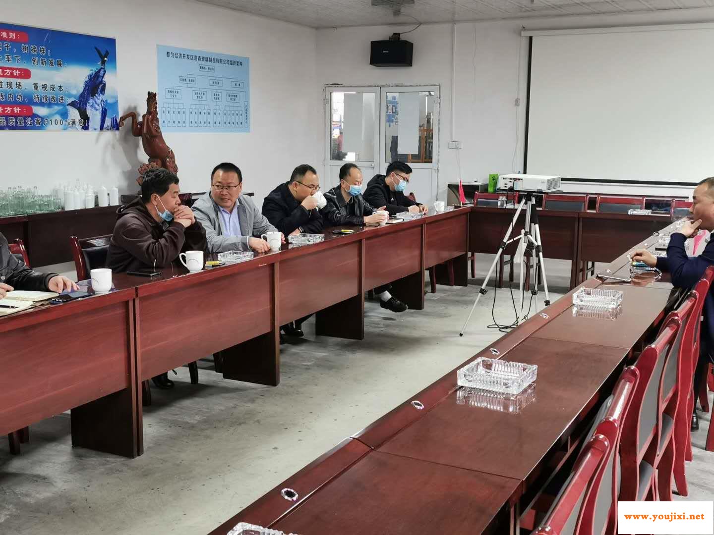 黔南州政协副主席周志龙到浩森玻璃制品调研