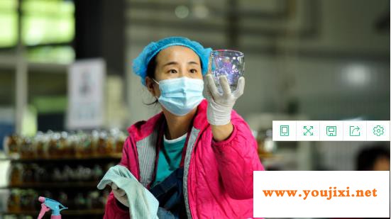 2020年4月14日，河北省河间市一家工艺玻璃制品生产企业的工人在检查产品。 通讯员