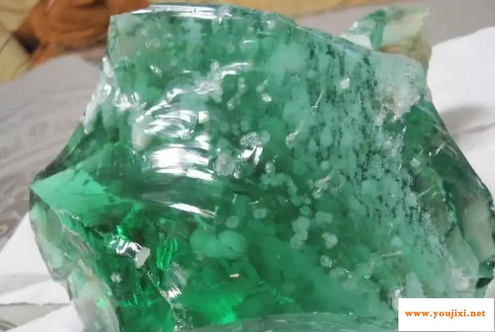 天然玻璃竟是玉石？这个东西来头太不简单了！