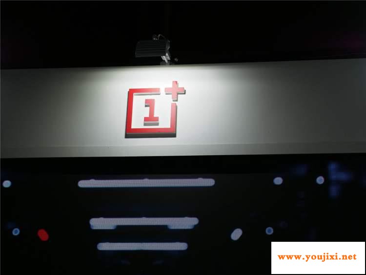 第五代AG玻璃工艺 一加8系列拿了就放不下